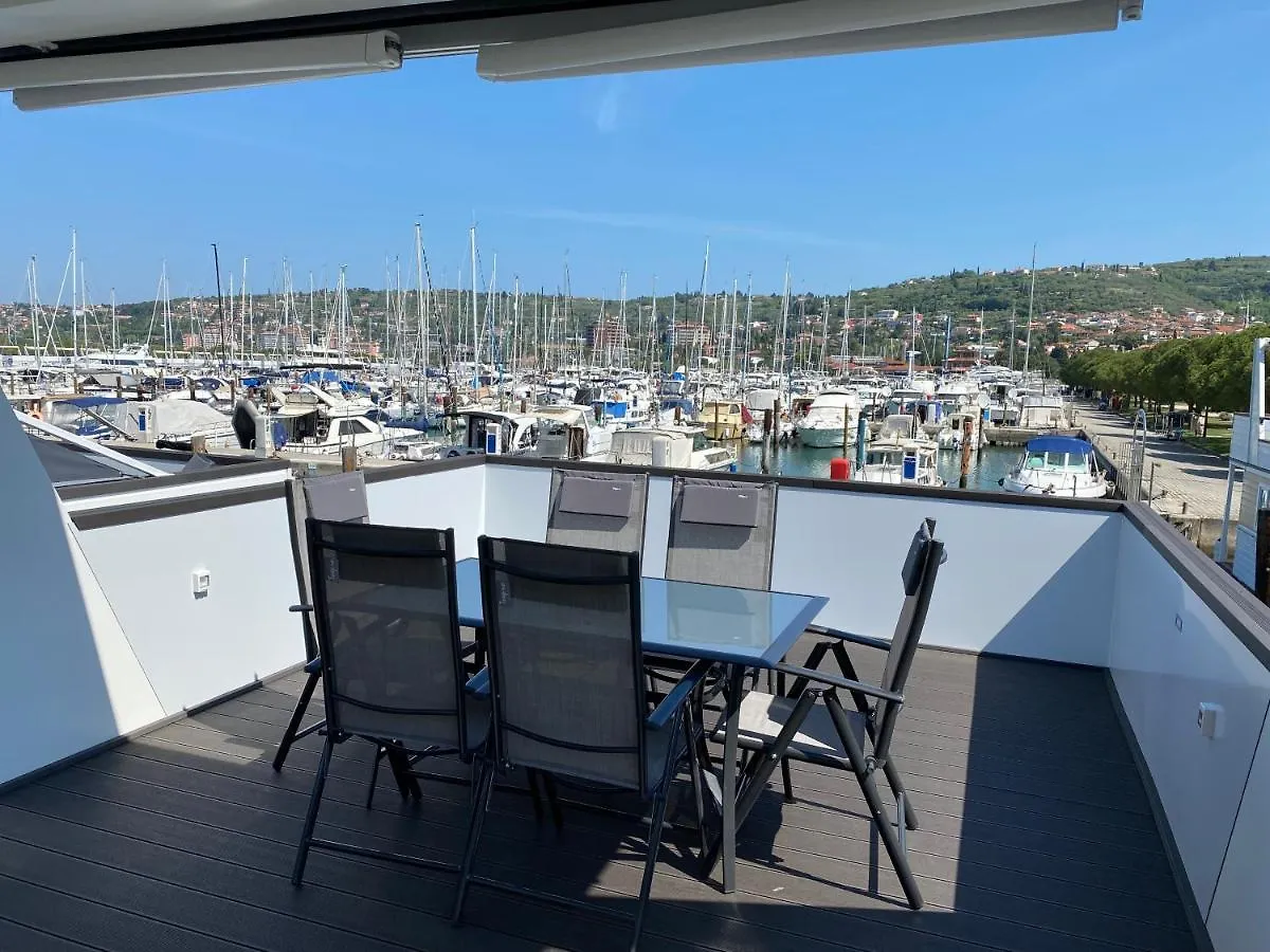 Floating House Arena 3 Apartman Pula